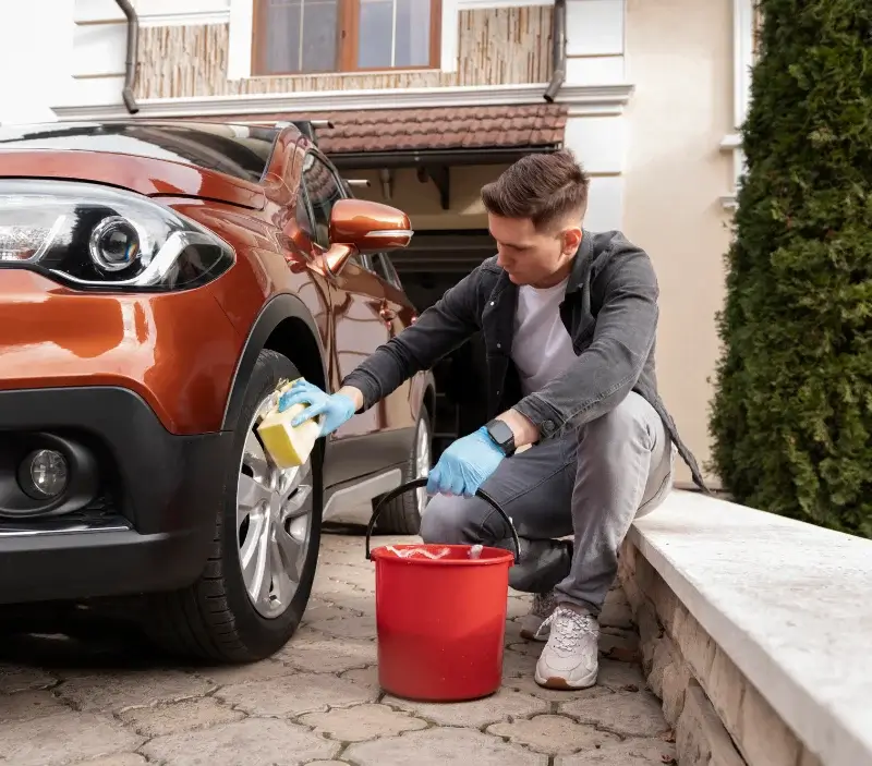 Lavage auto à domicile Baudres : professionnel intervenant sur un véhicule